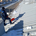 Произведена очистка скатной крыши в доме по ул. Московская, 20