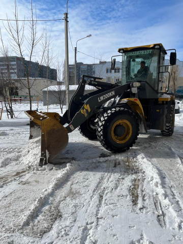Приступили к уборке снега в 138 микрорайоне