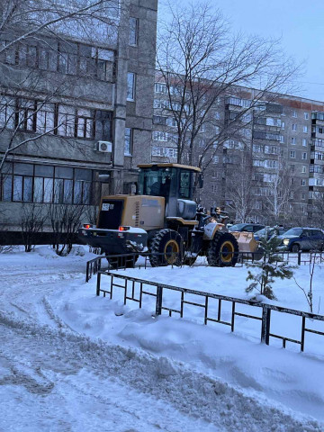 Силами сотрудников ООО УК "Мой дом" и подрядных организаций регулярно проводится работа  по очистке придомовых территорий от снега и наледи