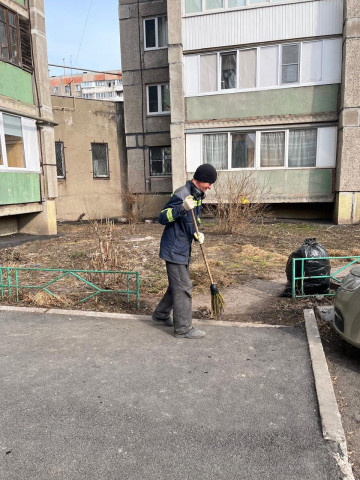 Весенняя уборка придомовых территорий продолжается