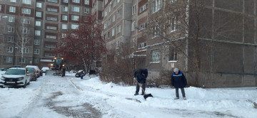 Продолжаем уборку снега во дворах