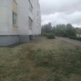 В 134 микрорайоне еще возле одного дома завершился покос травы