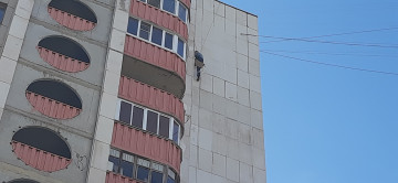 В 144 микрорайоне продолжаются работы по герметизации межпанельных швов