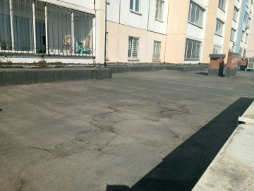 В 145 микрорайоне продолжают уборку мусора на крышах пристроенных нежилых помещений