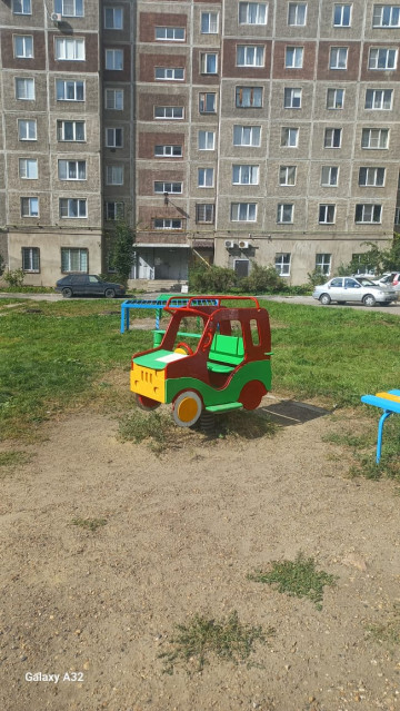 В 144 микрорайоне завершена покраска игрового оборудования и малых архитектурных форм на детских площадках