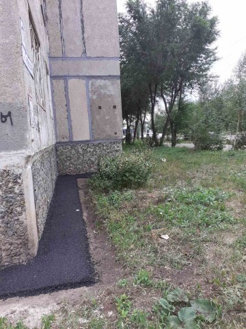 Тевосяна, д.17 - произведен ремонт отмостки, заасфальтированы пешеходные дорожки, произведена окраска малых форм и установлены новые урны