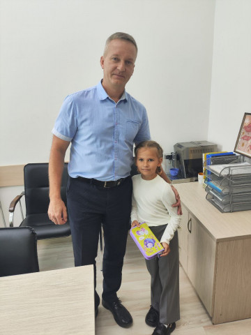 Вручили подарки первоклассникам