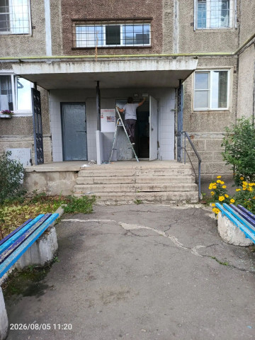 Ремонт входных групп в доме № 215 по улице Советской близится к завершению