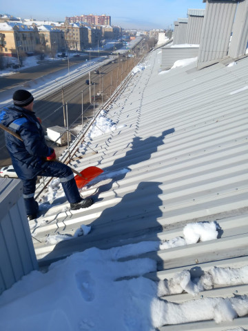 Произведена очистка скатной крыши в доме по ул. Московская, 20