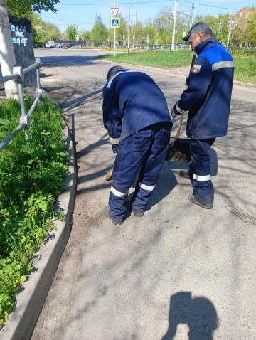 НАШИ БУДНИ. Приводим в порядок контейнерные площадки и придомовую территорию после выходных