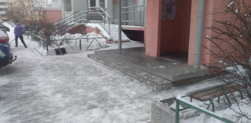В 145 микрорайоне  продолжается уборка снега