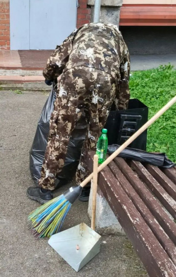 НАШИ БУДНИ: уборка придомовой территории
