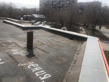 Убрали мусор, скопившийся за зиму на крышах пристроев многоквартирных домов