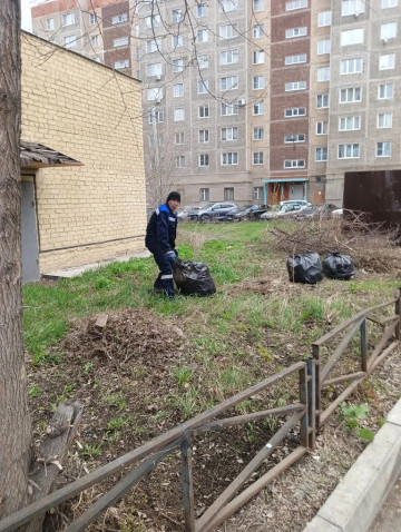 Приводим субботники возле контейнерных площадок