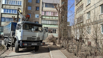 В 138 микрорайоне произвели обрезку деревьев и вывоз спиленных веток