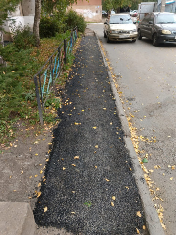 Восстановили отмостки, асфальтовое покрытие около входных групп и произвели ямочный ремонт в 136 микрорайоне