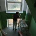 Приступили к косметическому ремонту подъездов в доме № 152 по проспекту Ленина