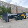 В 143 микрорайоне завершили работы по установке нового ограждения на контейнерной площадке
