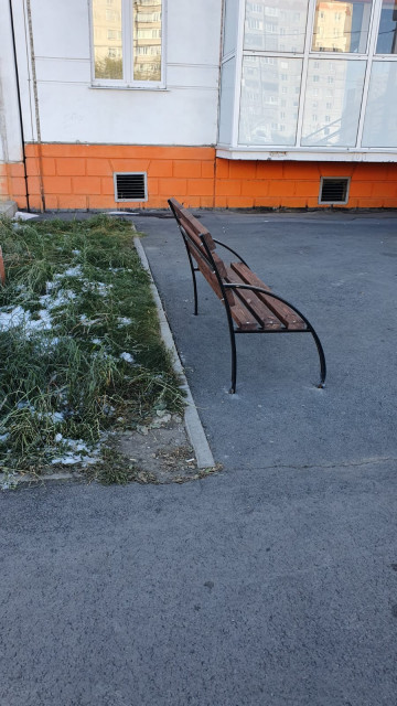 Новые скамейки появились еще возле одного дома