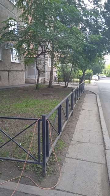 ул. Ворошилова, д.15/1 - установлены новые урны и произведен покос травы