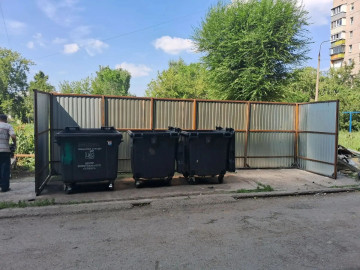 В 136 микрорайоне завершили работы по установке нового ограждения на контейнерной площадке