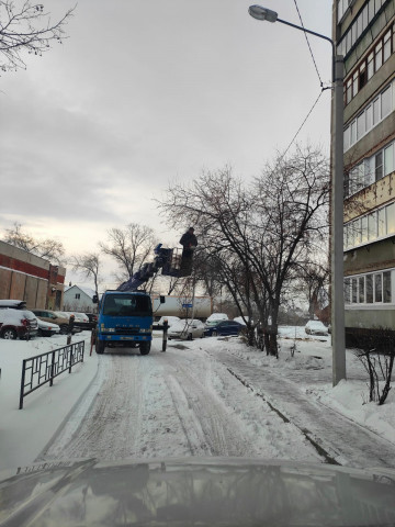 В 138 микрорайоне провели обрезку деревьев