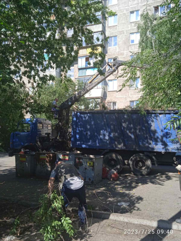 Произведен вывоз спиленных веток на территориях 134 и 136 микрорайонов
