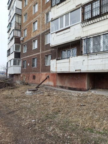 Произвели санитарную обрезку деревьев возле двух домов в 143 микрорайоне