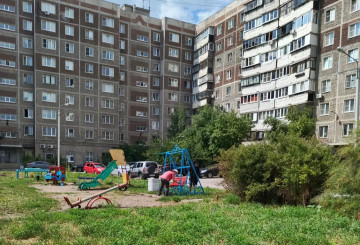 В 144 микрорайоне завершилась покраска малых архитектурных форм на детских площадках