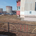 В 144 микрорайоне дворники приступили к весенней уборке придомовой территории