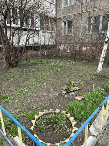 Приступили к субботнику возле дома № 18 по улице Коробова