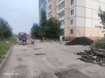 Ремонтируем асфальтовое покрытие в 145 микрорайоне