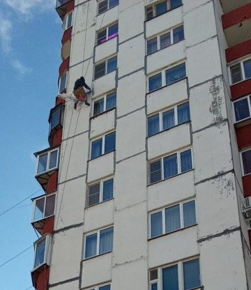 Продолжаем работы по герметизации швов в доме № 213/1 по ул. Советской