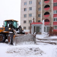 На борьбу со снегом вышли не только дворники, но и техника