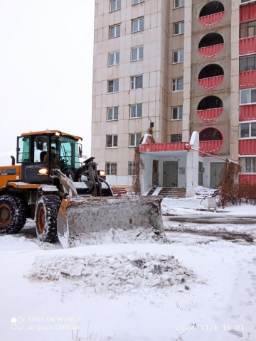 На борьбу со снегом вышли не только дворники, но и техника