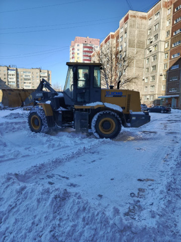 Еще в трех микрорайонах произвели механизированную уборку снега на придомовой территории