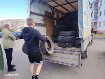 Вывозим старые шины с контейнерных площадок