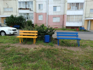 Произведен ремонт и покраска скамеек в 134 и 144 микрорайонах